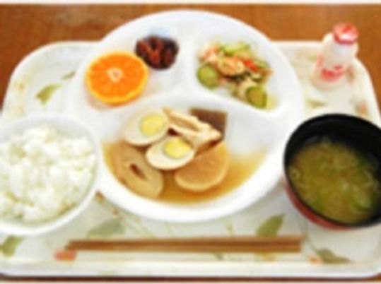 バランスの取れた食事トレイ