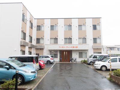 明るい外観の建物正面