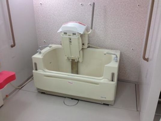ケア用リフト付き浴槽