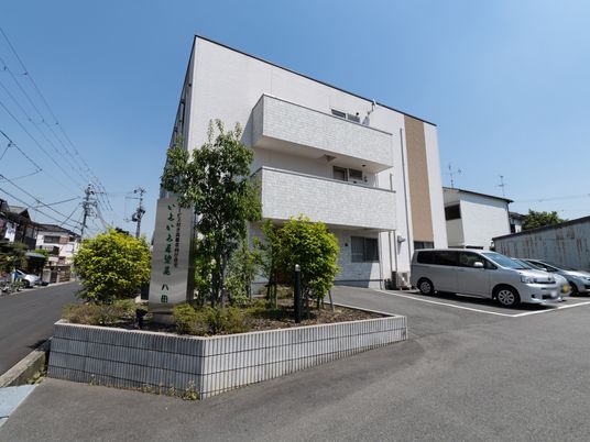 白い建物の明るい外観