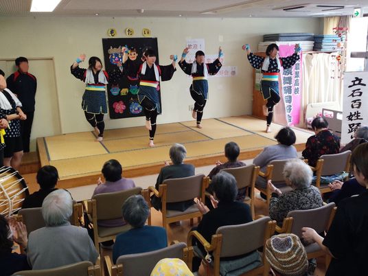 笑顔あふれる催し場面