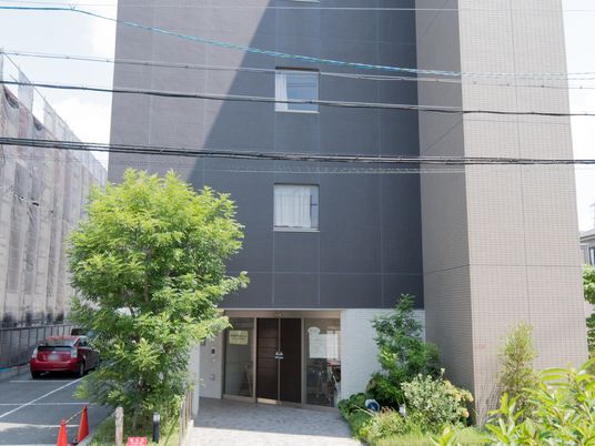 モダンな建物のエントランス