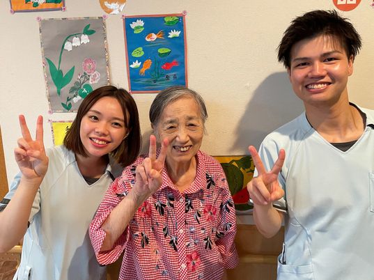 笑顔でピースサインの3人