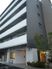 灰色の高層建築物エントランス
