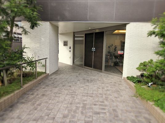 明るいエントランス観