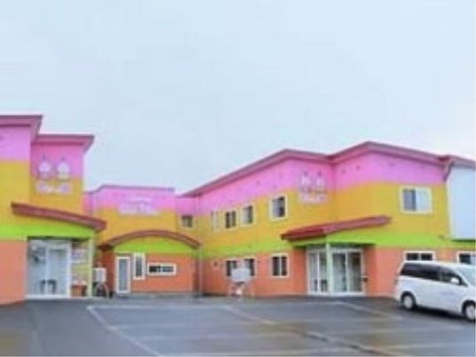 カラフルな建物の外観