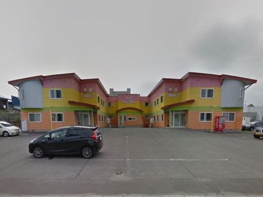 カラフルな建物の外観