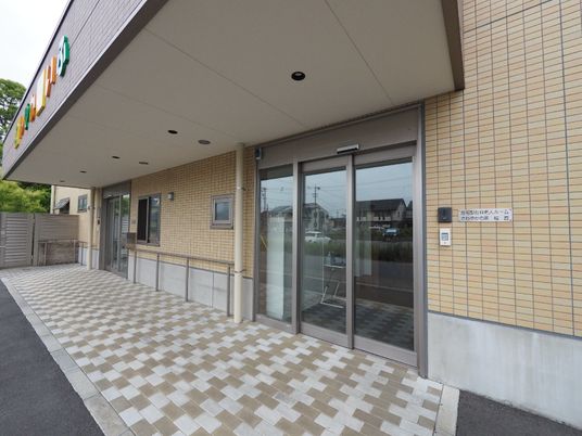明るいエントランス外観