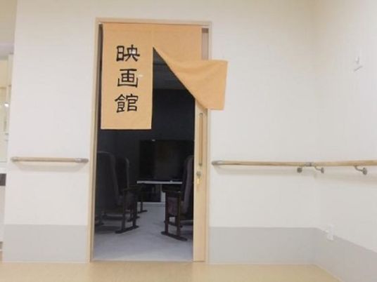 開かれた和室の扉
