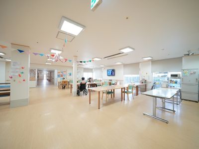 広々とした明るい食堂
