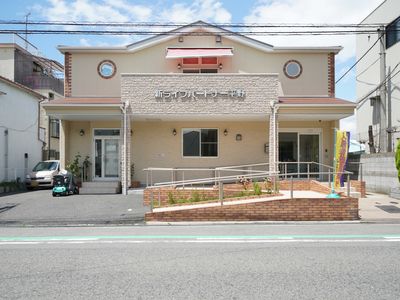 明るいエントランス外観