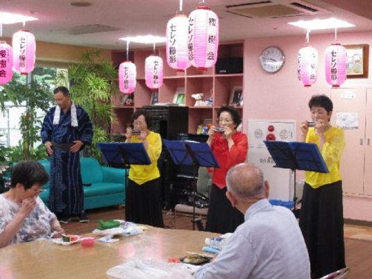 楽器演奏する集いの様子