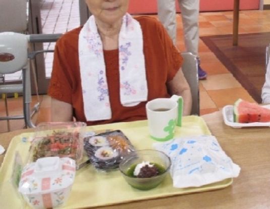 食事準備の和やかな様子
