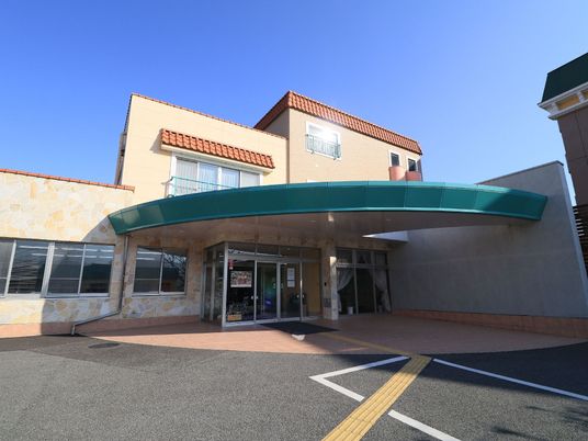 明るい建物のエントランス
