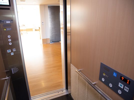 明るいエレベーターの扉開口