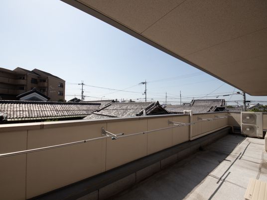 開放的な屋外テラス風景