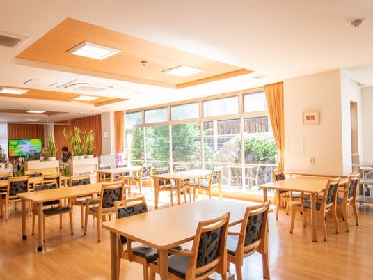 明るい食堂の様子