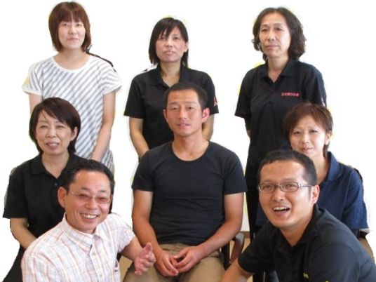 笑顔の職員集合写真