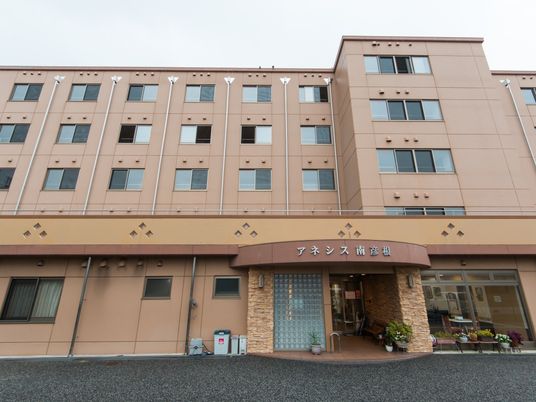多階層の建物の外観