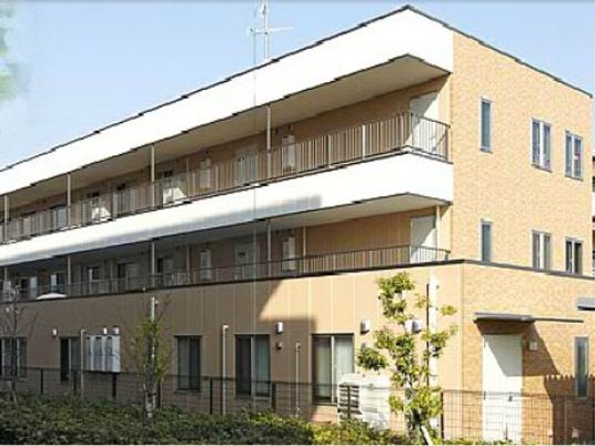 明るい外観の建物