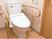 手すり付きのトイレ空間
