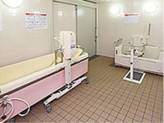 バリアフリー設計の浴室