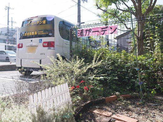 庭園とシャトルバス