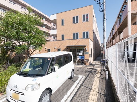 明るい外観と送迎車