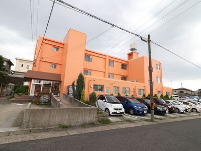 オレンジ色の建物外観