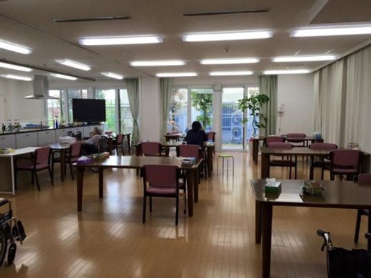 広々とした明るい食堂