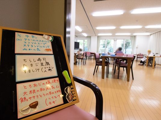 掲示板と食堂の風景