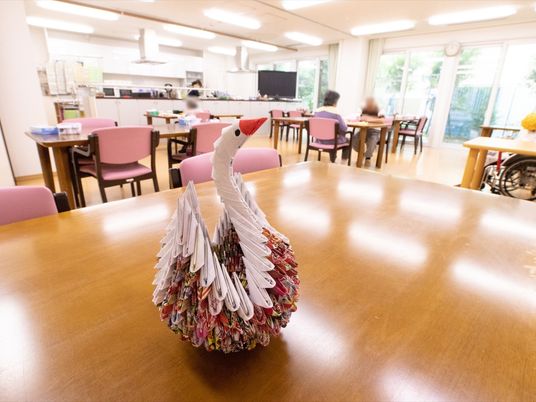 折り鶴飾りのあるダイニング