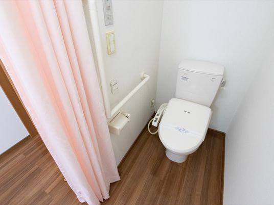 バリアフリー設計のトイレ