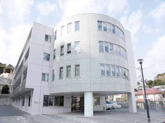 円形の建物の外観