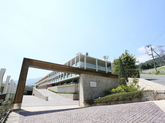 モダンな建物の外観