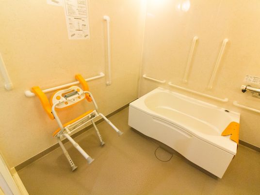 バリアフリー設計の浴室
