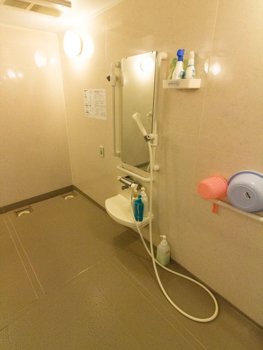 バリアフリー設計の浴室