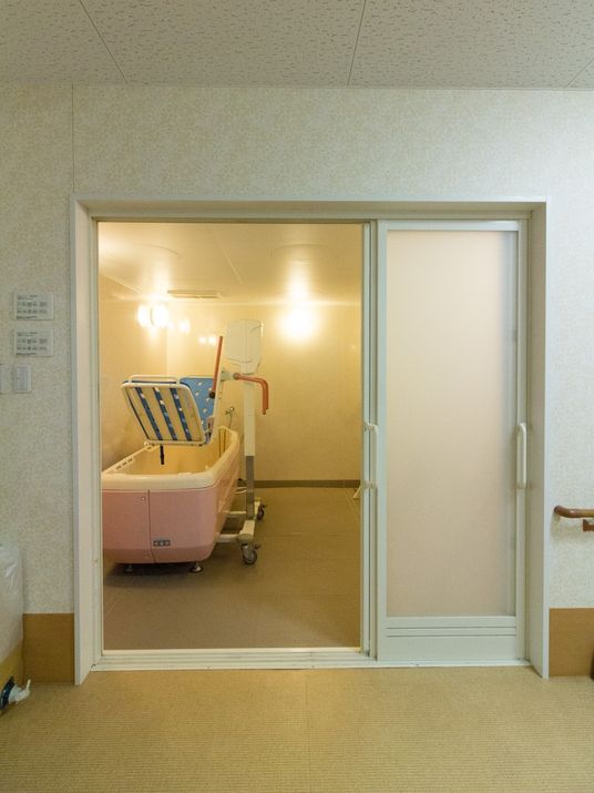 手すり付き浴室入口