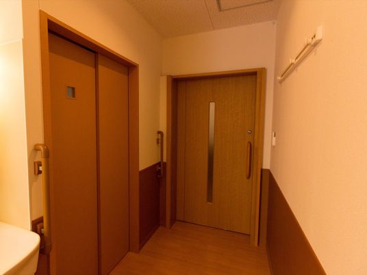 廊下の手すりとドア