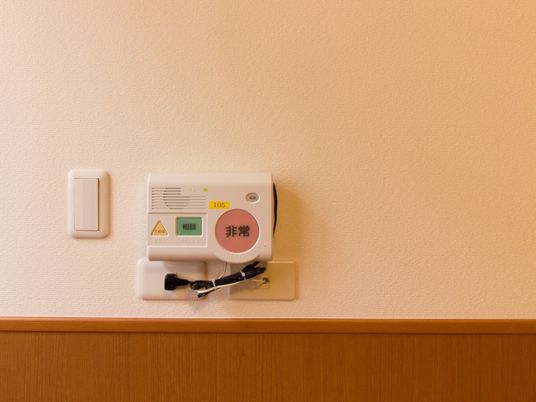 呼び出し機能付き廊下の壁面