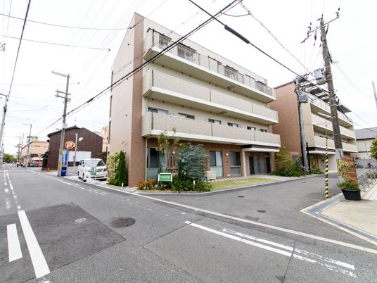 清潔感あふれるビルの外観