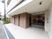 清潔感ある建物エントランス