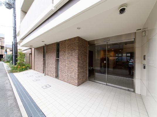 清潔感ある建物エントランス