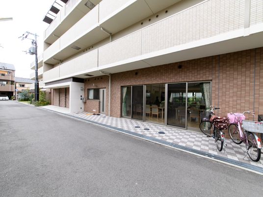 清潔な建物のエントランス