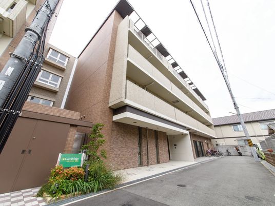 多階層の建物外観