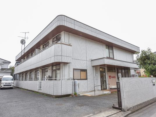 白い建物の外観