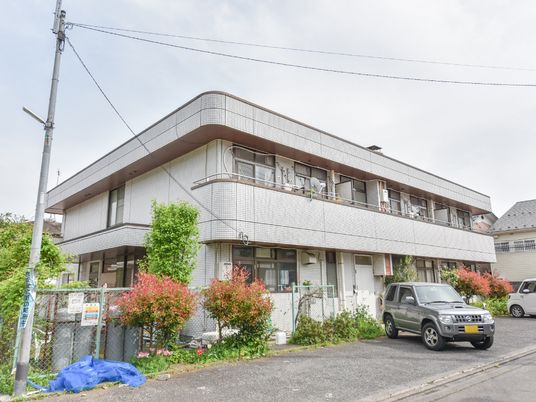 白い建物の外観