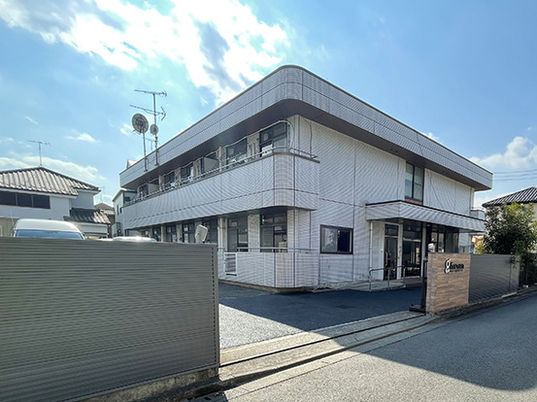 白い壁の施設外観