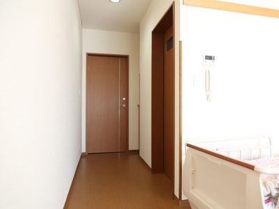 明るい廊下と部屋の入口