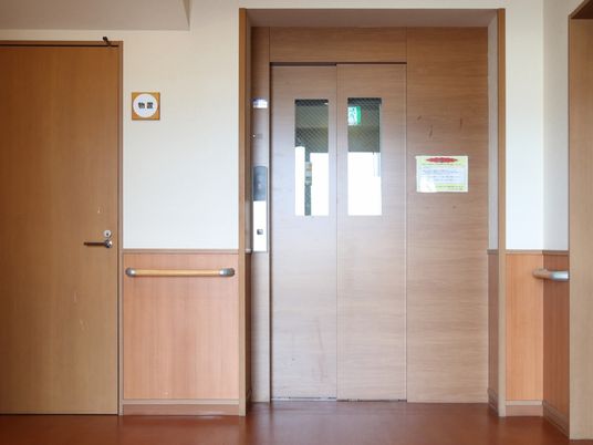 木目調のダブルドア廊下